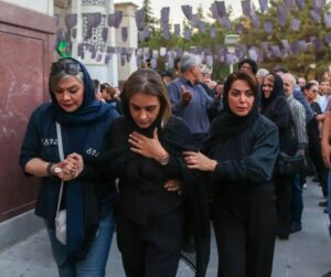 متن و حاشیه مراسم یادبود اکبر عبدی + تصاویر