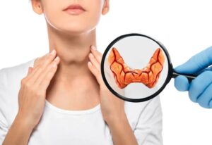 علائم تیروئید چیست؟ از علائم کم‌کاری و پرکاری تیروئید تا روش تشخیص و درمان